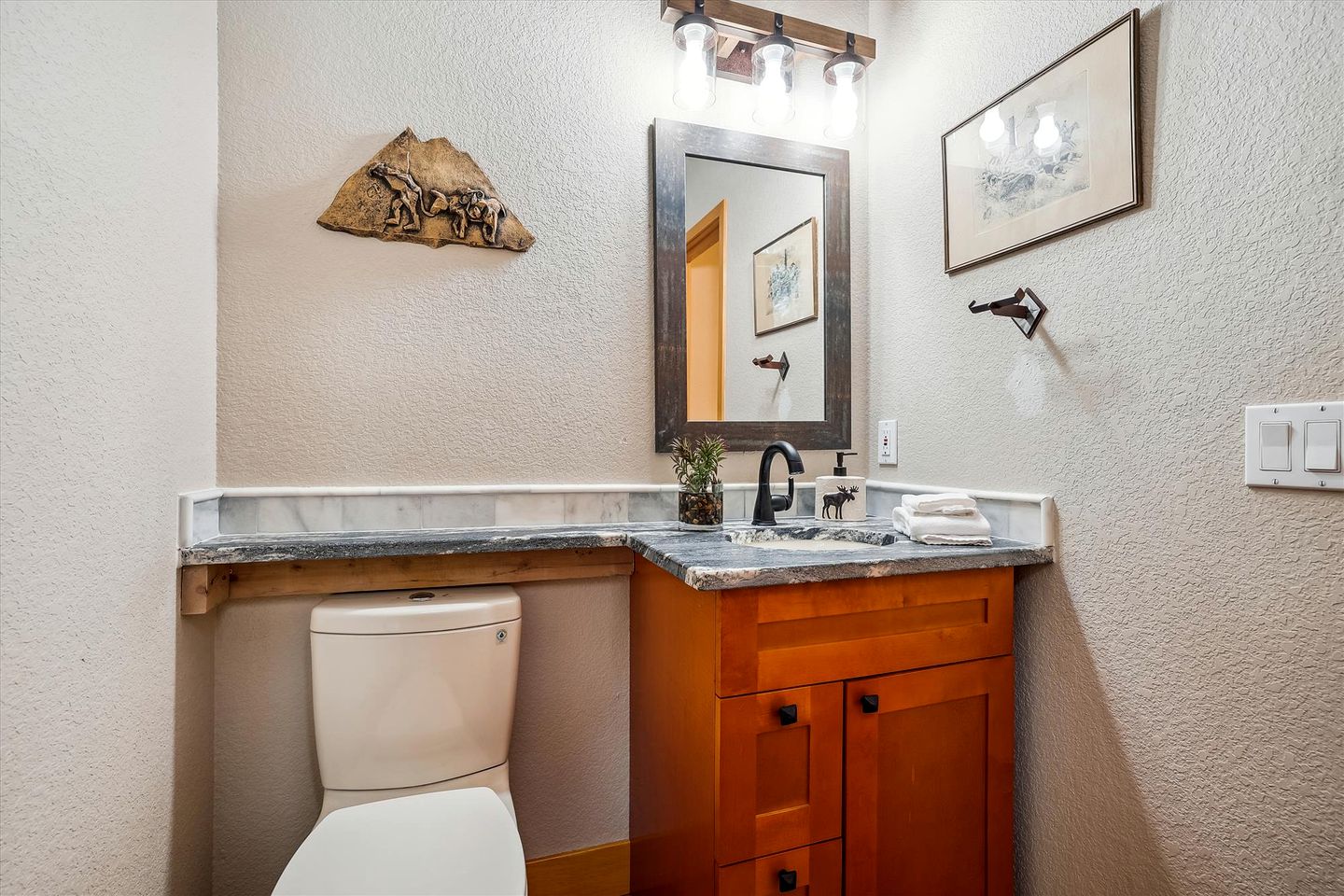 Cozy and Fully-Equpiied Cabin Ideal For a Family Trip to the Snowy Ski Slopes of Frisco, Colorado