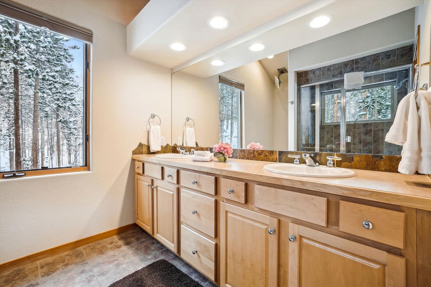 Cozy and Fully-Equpiied Cabin Ideal For a Family Trip to the Snowy Ski Slopes of Frisco, Colorado