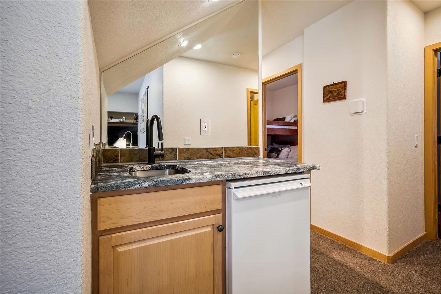 Cozy and Fully-Equpiied Cabin Ideal For a Family Trip to the Snowy Ski Slopes of Frisco, Colorado