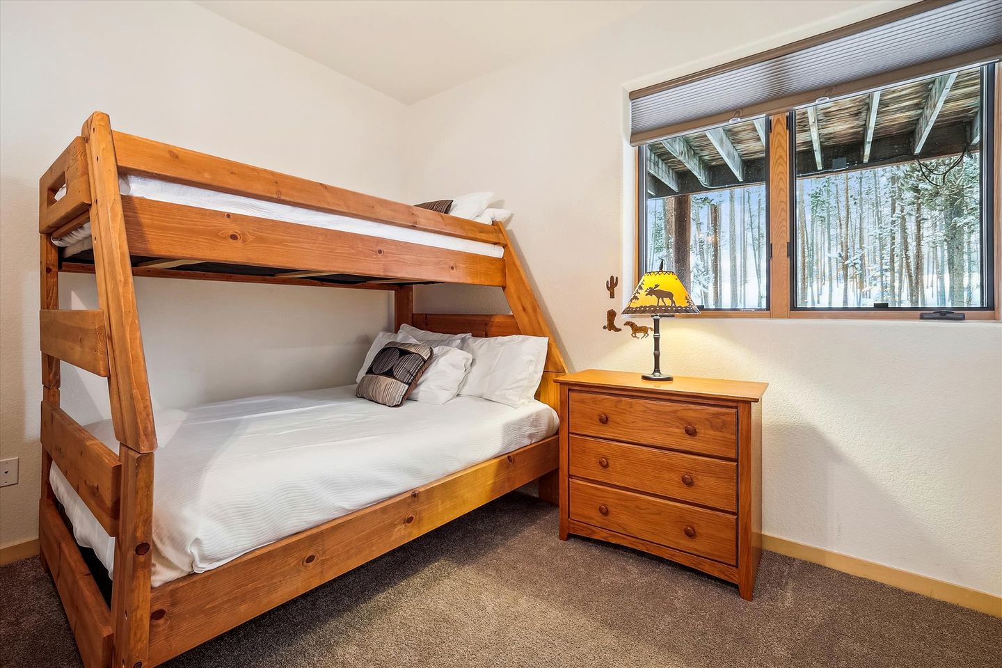 Cozy and Fully-Equpiied Cabin Ideal For a Family Trip to the Snowy Ski Slopes of Frisco, Colorado