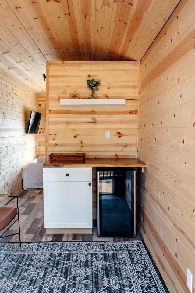 Tiny Luxurious Houseboat Perfect for Couples on Lake Erie, Ohio