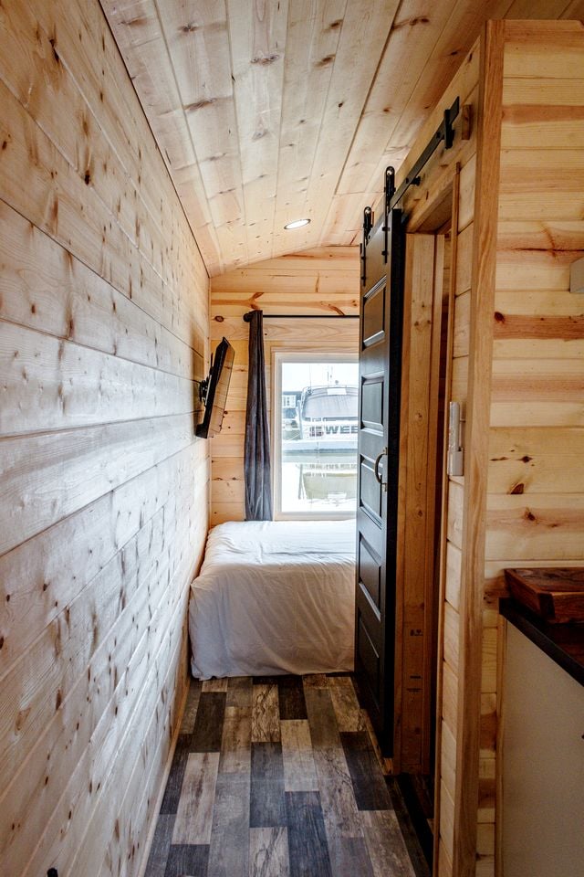 Tiny Luxurious Houseboat Perfect for Couples on Lake Erie, Ohio