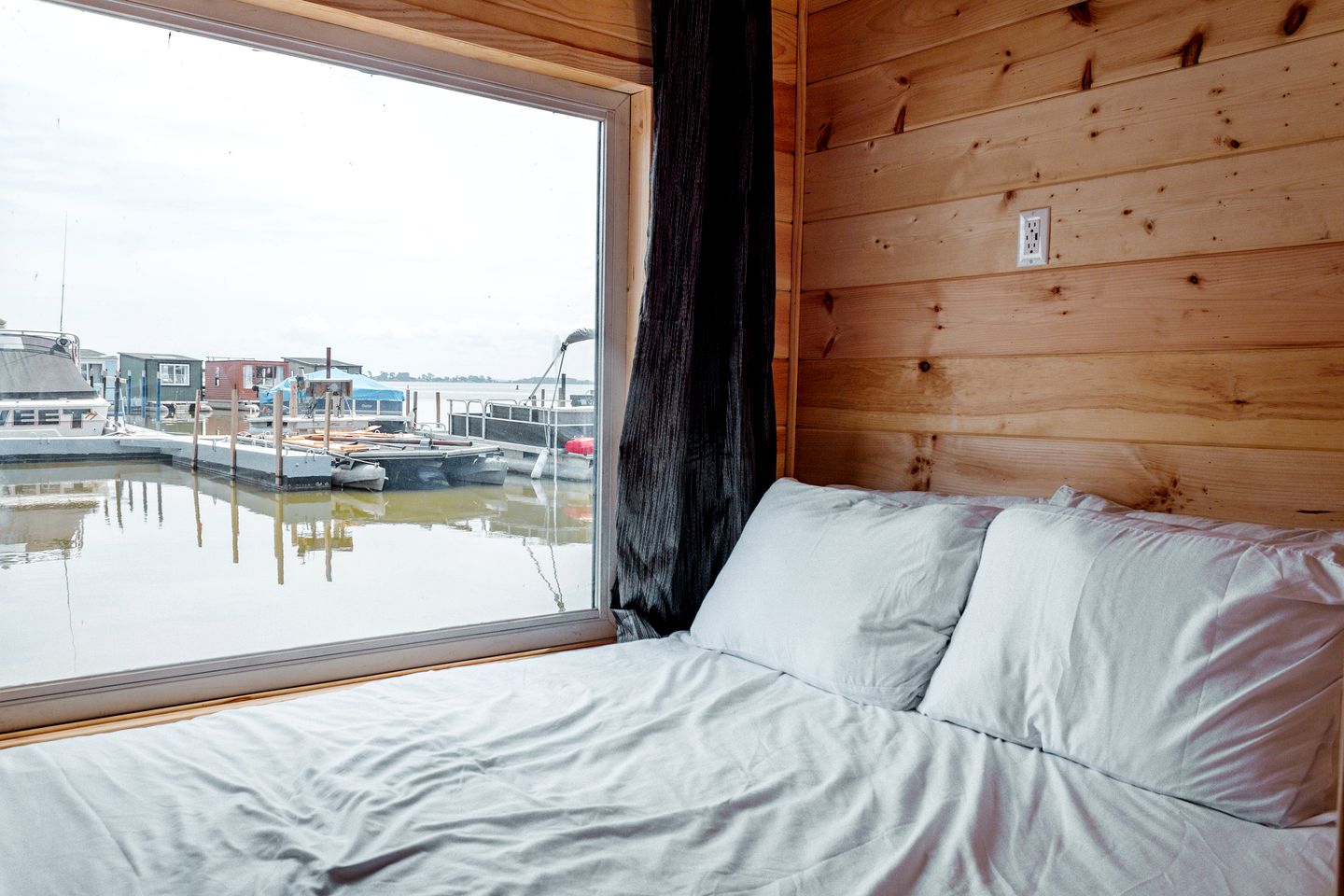 Tiny Luxurious Houseboat Perfect for Couples on Lake Erie, Ohio
