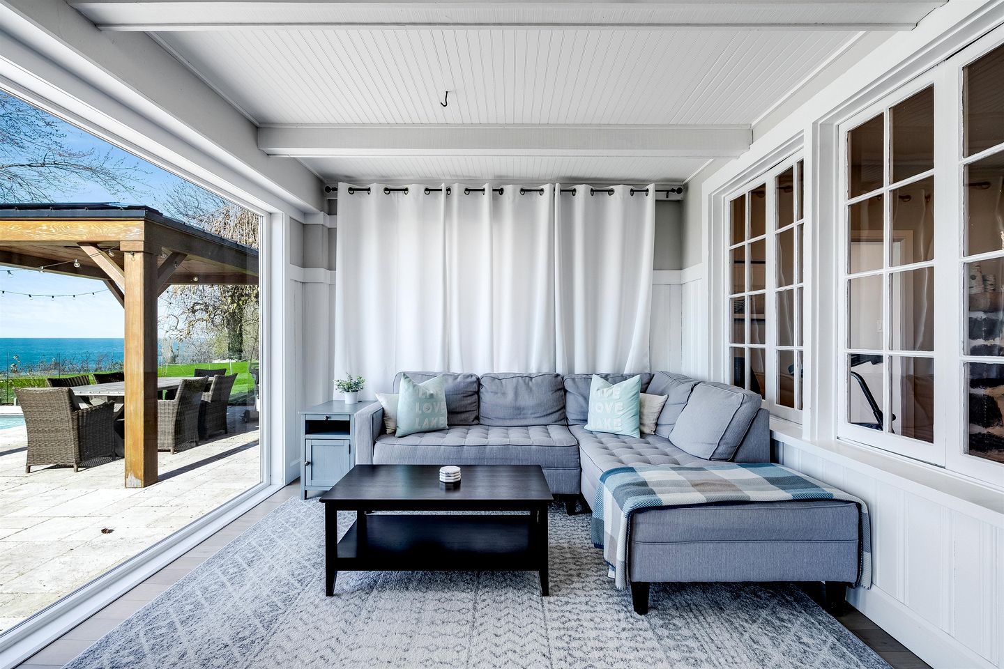 Cliffside Lakeview Villa with Saltwater Pool, Hot Tub & Epic Sunsets in Ontario, Canada