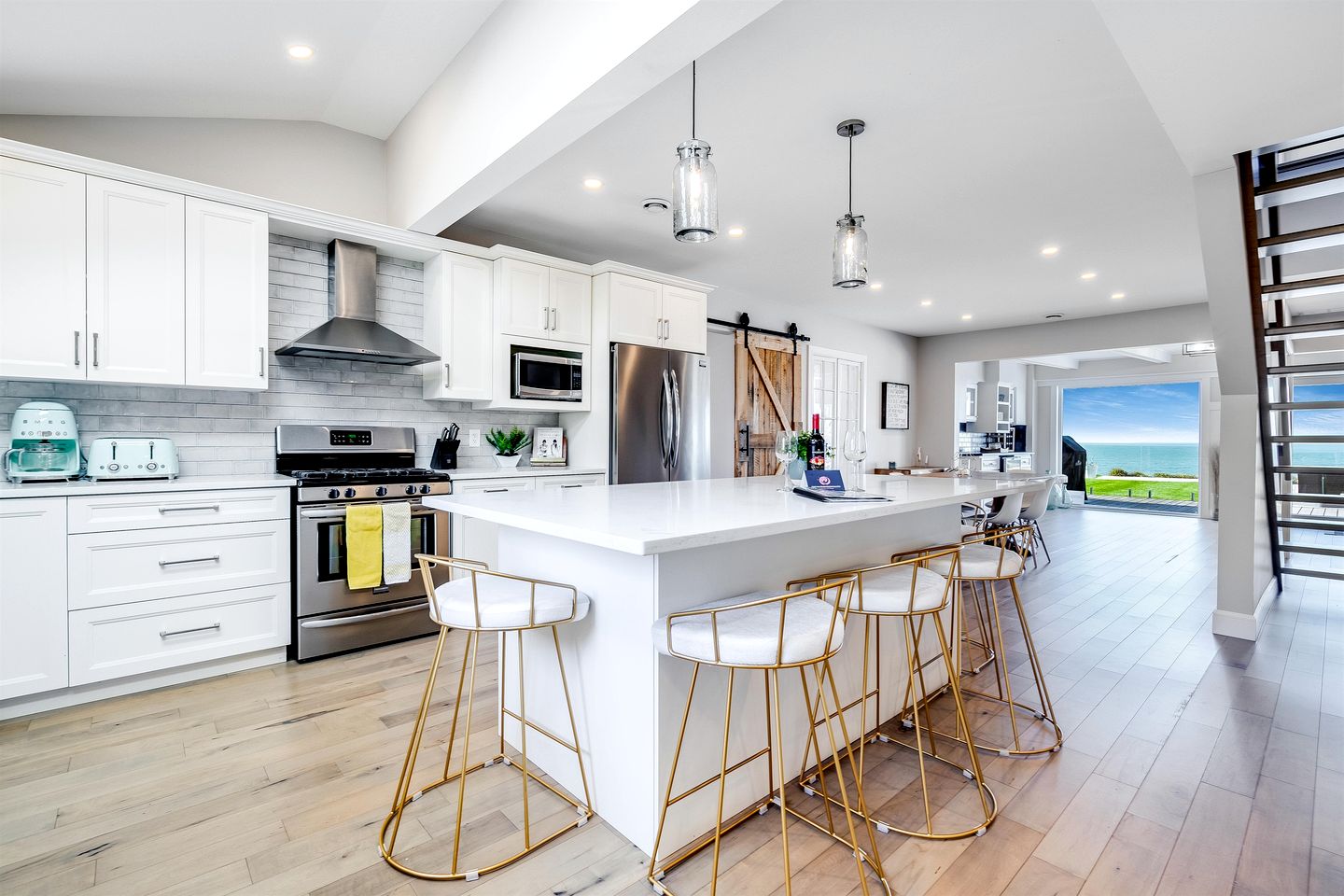 Cliffside Lakeview Villa with Saltwater Pool, Hot Tub & Epic Sunsets in Ontario, Canada