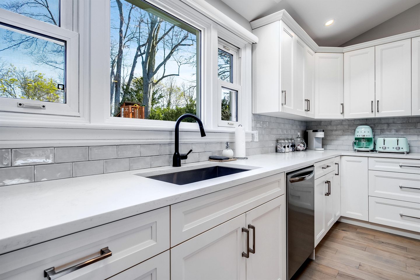 Cliffside Lakeview Villa with Saltwater Pool, Hot Tub & Epic Sunsets in Ontario, Canada