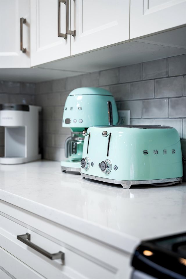 Cliffside Lakeview Villa with Saltwater Pool, Hot Tub & Epic Sunsets in Ontario, Canada