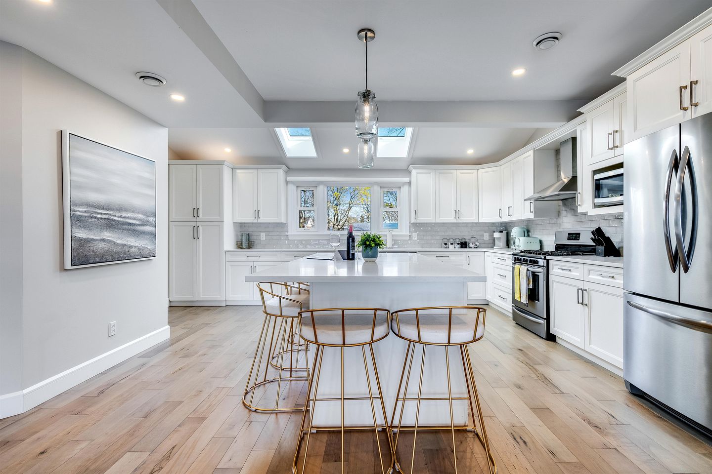 Cliffside Lakeview Villa with Saltwater Pool, Hot Tub & Epic Sunsets in Ontario, Canada