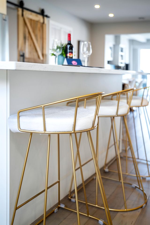 Cliffside Lakeview Villa with Saltwater Pool, Hot Tub & Epic Sunsets in Ontario, Canada