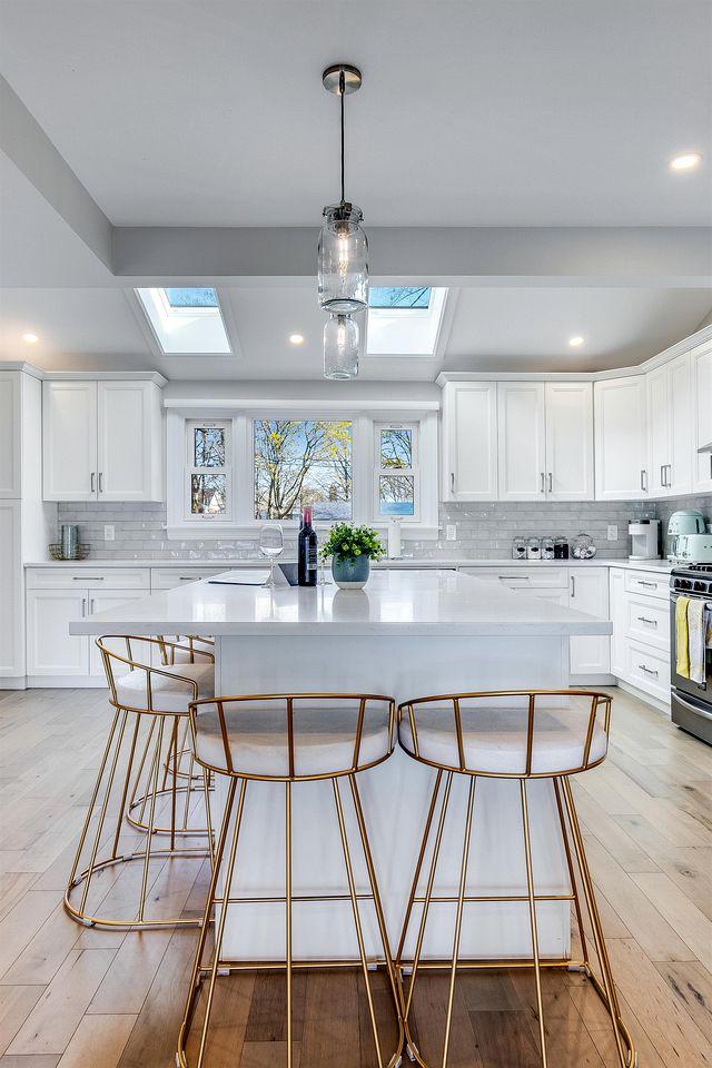 Cliffside Lakeview Villa with Saltwater Pool, Hot Tub & Epic Sunsets in Ontario, Canada