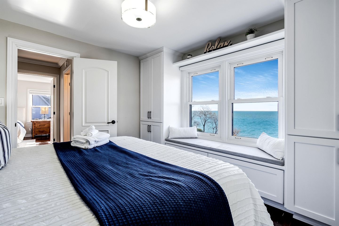 Cliffside Lakeview Villa with Saltwater Pool, Hot Tub & Epic Sunsets in Ontario, Canada