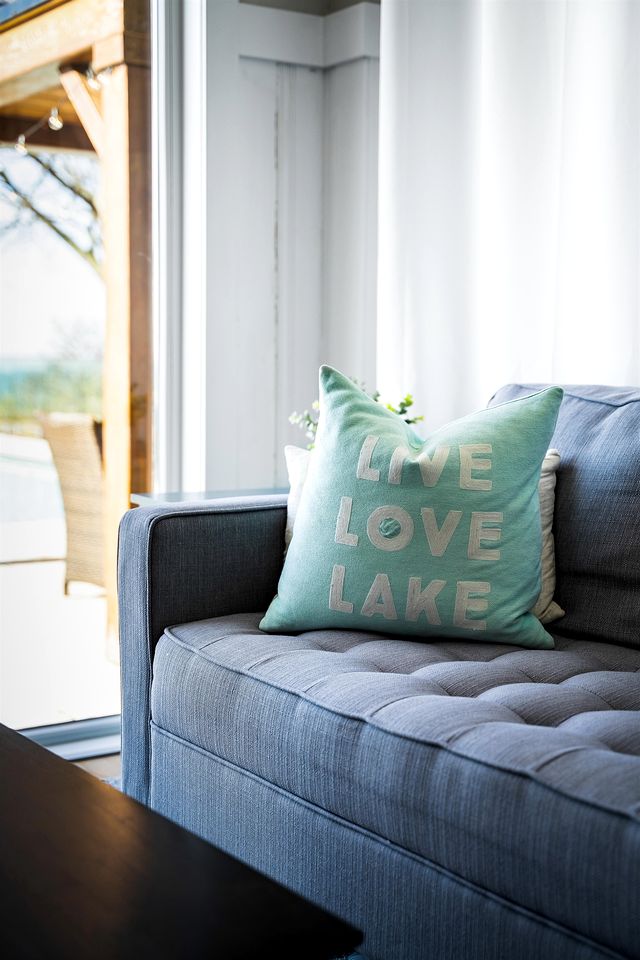 Cliffside Lakeview Villa with Saltwater Pool, Hot Tub & Epic Sunsets in Ontario, Canada