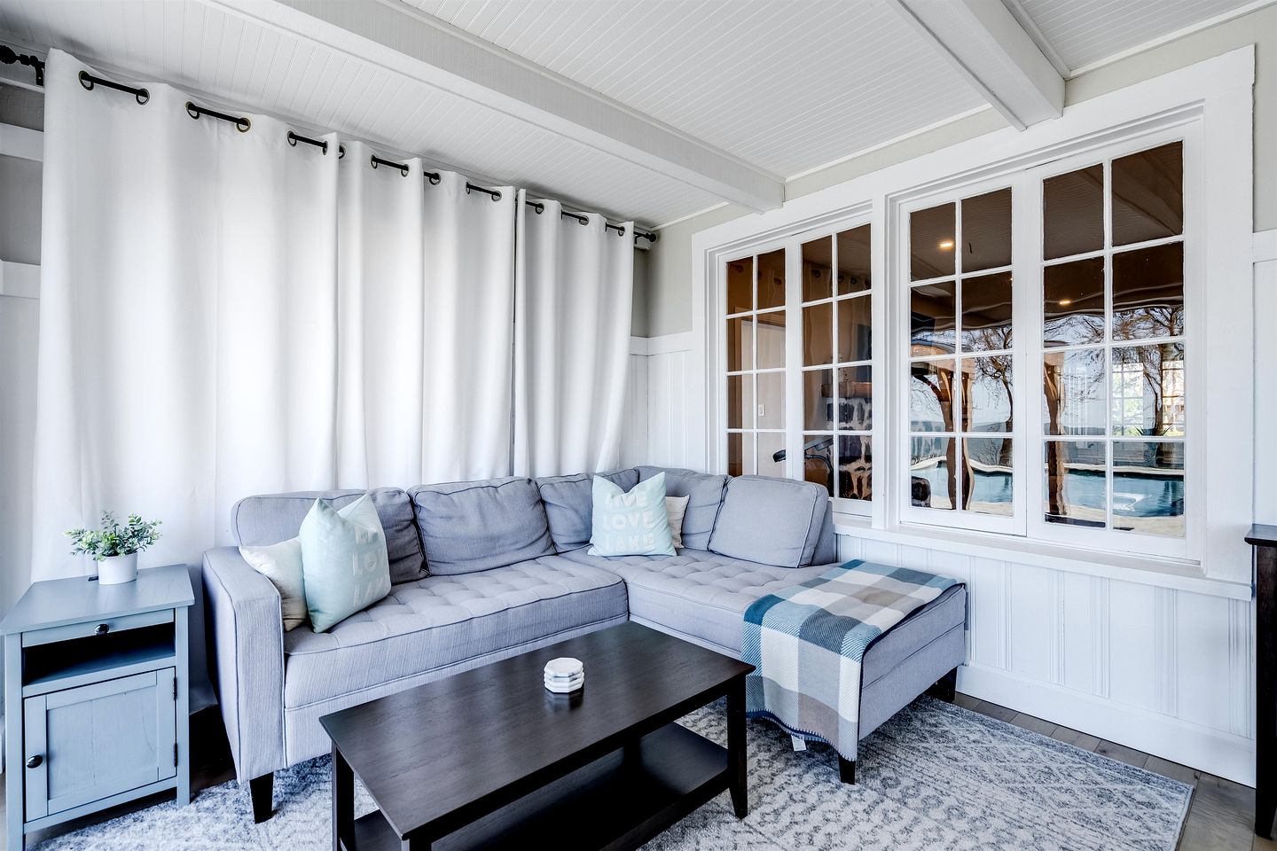 Cliffside Lakeview Villa with Saltwater Pool, Hot Tub & Epic Sunsets in Ontario, Canada