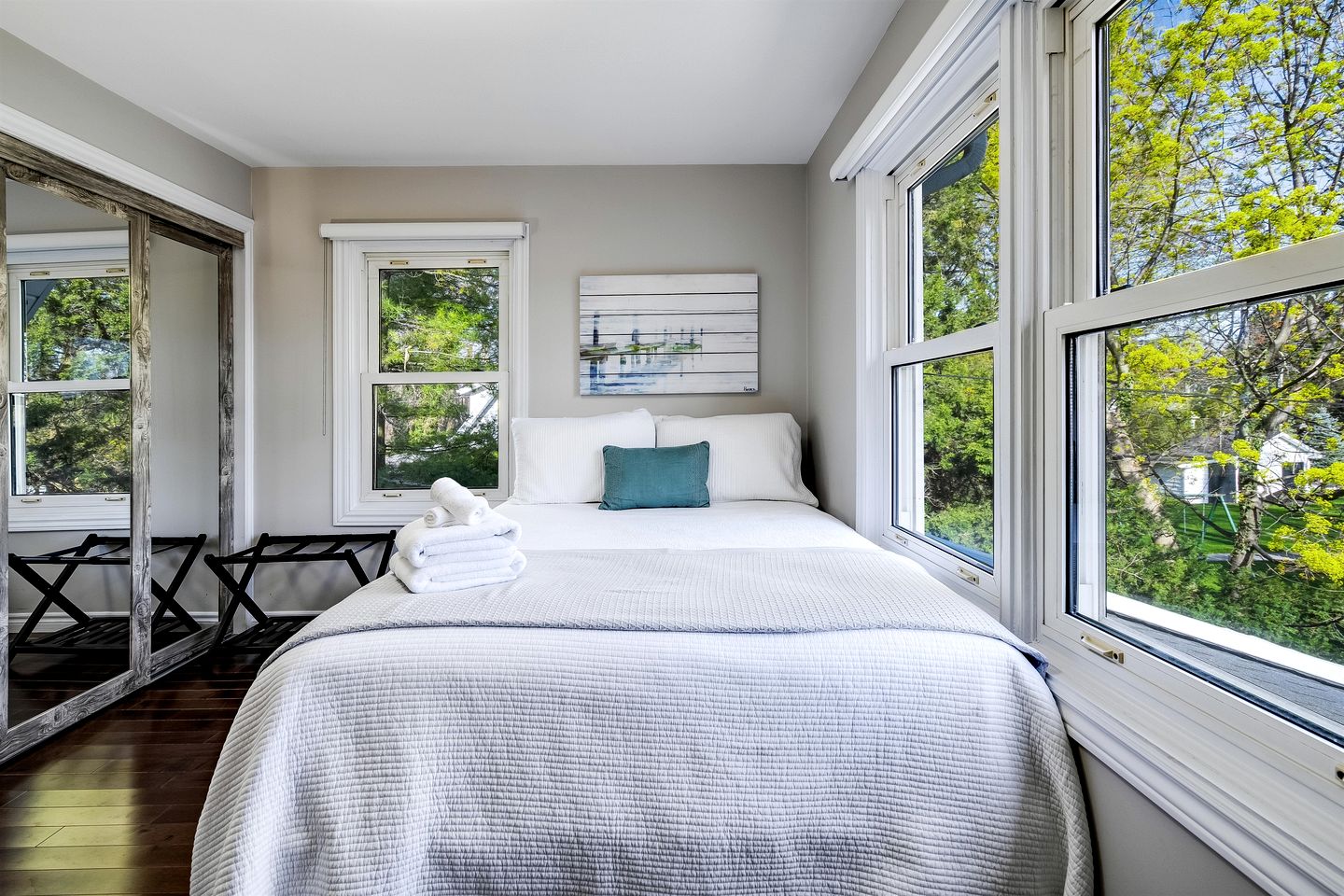 Cliffside Lakeview Villa with Saltwater Pool, Hot Tub & Epic Sunsets in Ontario, Canada