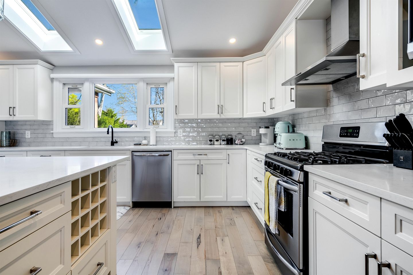 Cliffside Lakeview Villa with Saltwater Pool, Hot Tub & Epic Sunsets in Ontario, Canada