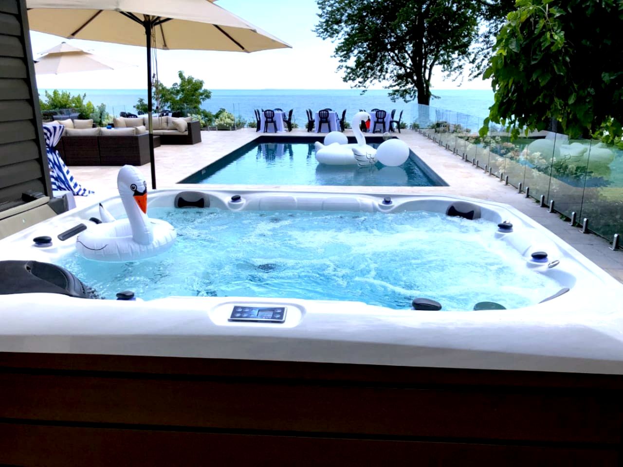 Cliffside Lakeview Villa with Saltwater Pool, Hot Tub & Epic Sunsets in Ontario, Canada