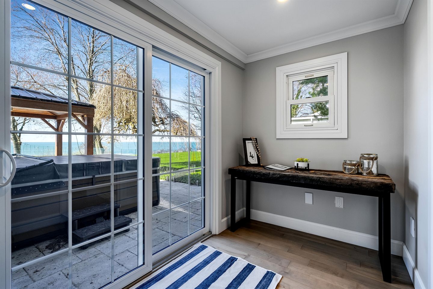 Cliffside Lakeview Villa with Saltwater Pool, Hot Tub & Epic Sunsets in Ontario, Canada