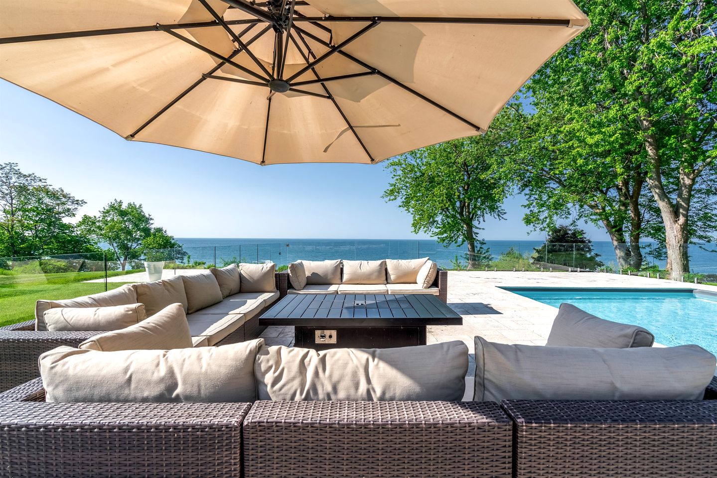 Cliffside Lakeview Villa with Saltwater Pool, Hot Tub & Epic Sunsets in Ontario, Canada