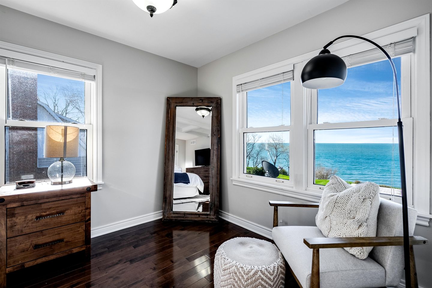 Cliffside Lakeview Villa with Saltwater Pool, Hot Tub & Epic Sunsets in Ontario, Canada