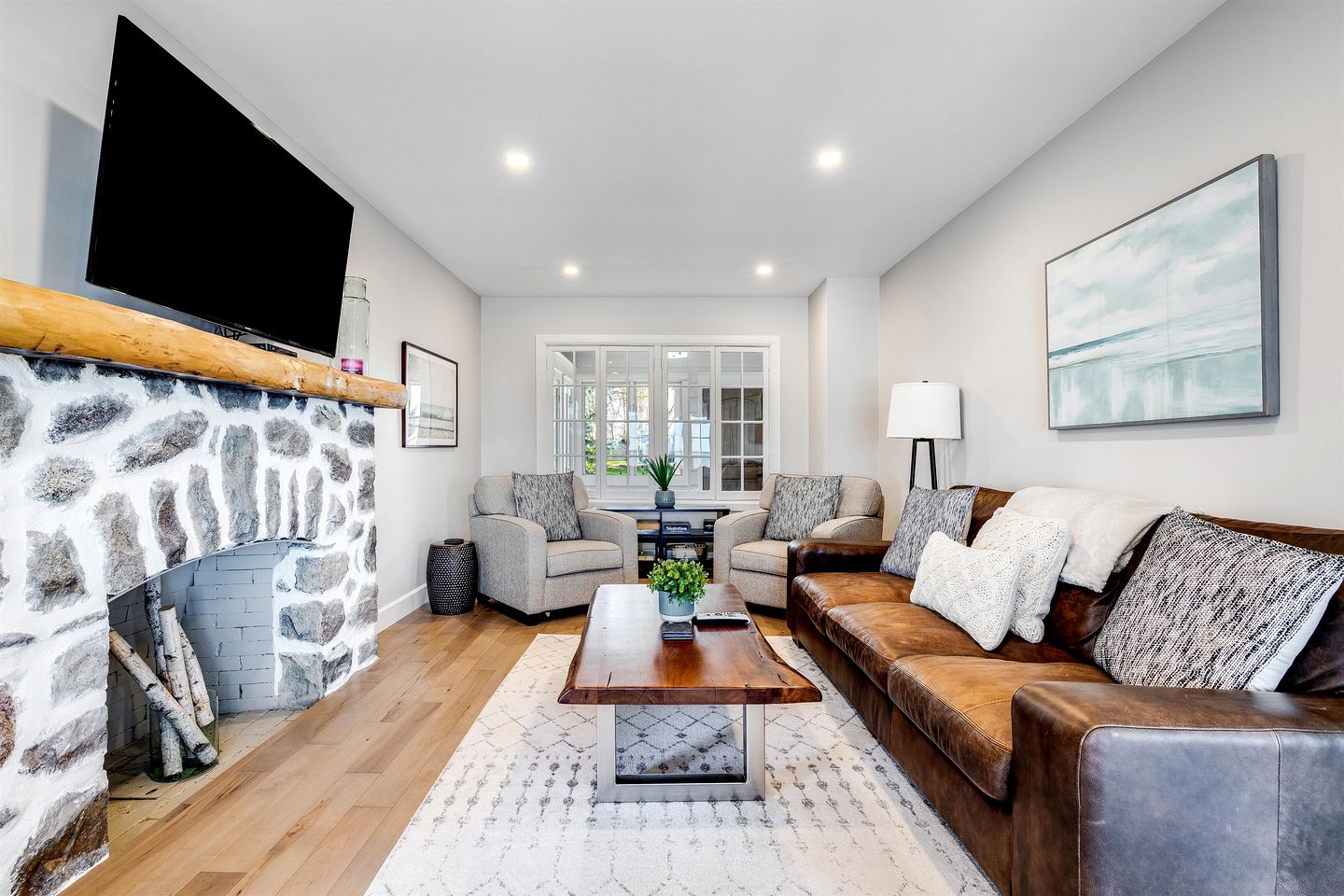 Cliffside Lakeview Villa with Saltwater Pool, Hot Tub & Epic Sunsets in Ontario, Canada