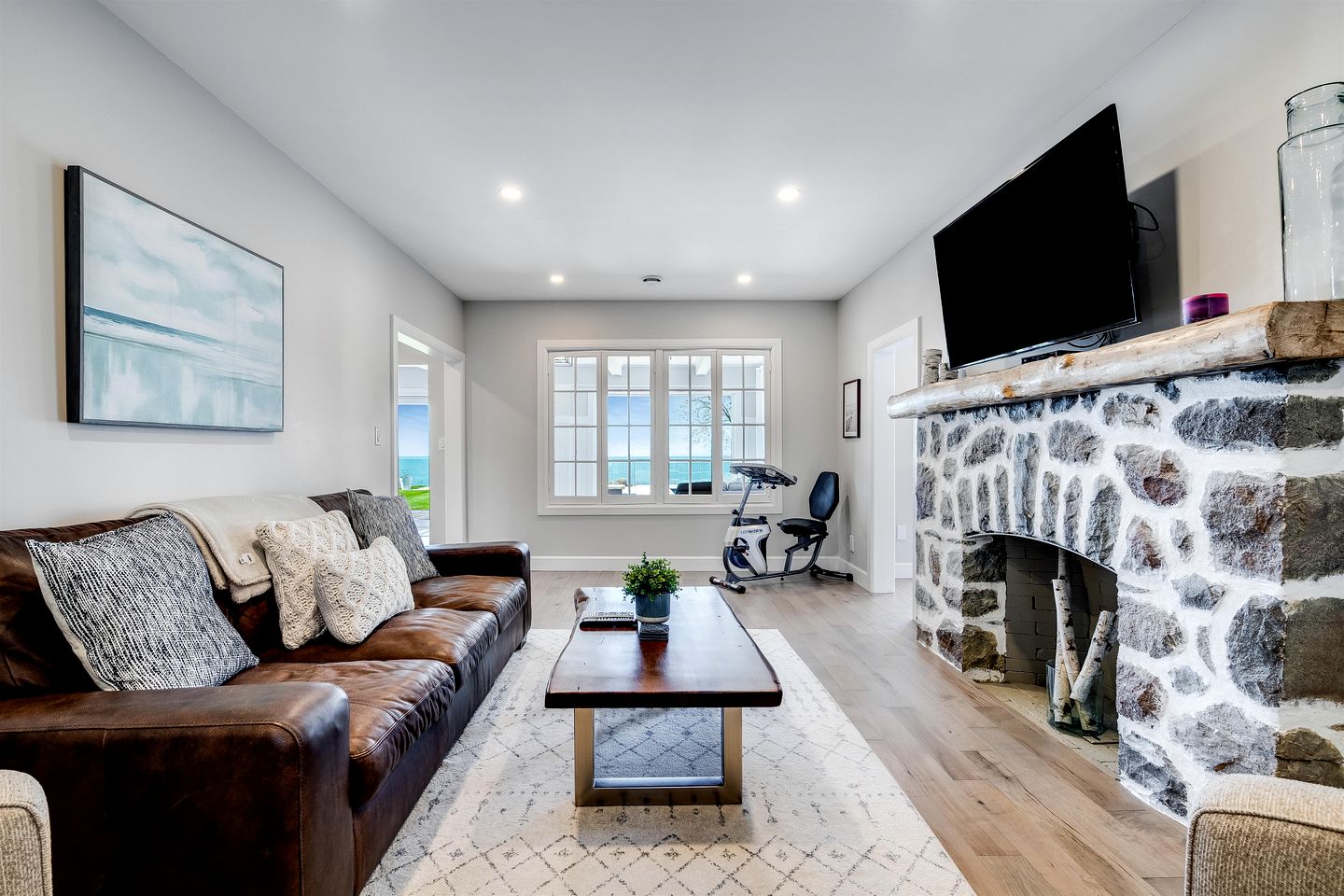 Cliffside Lakeview Villa with Saltwater Pool, Hot Tub & Epic Sunsets in Ontario, Canada