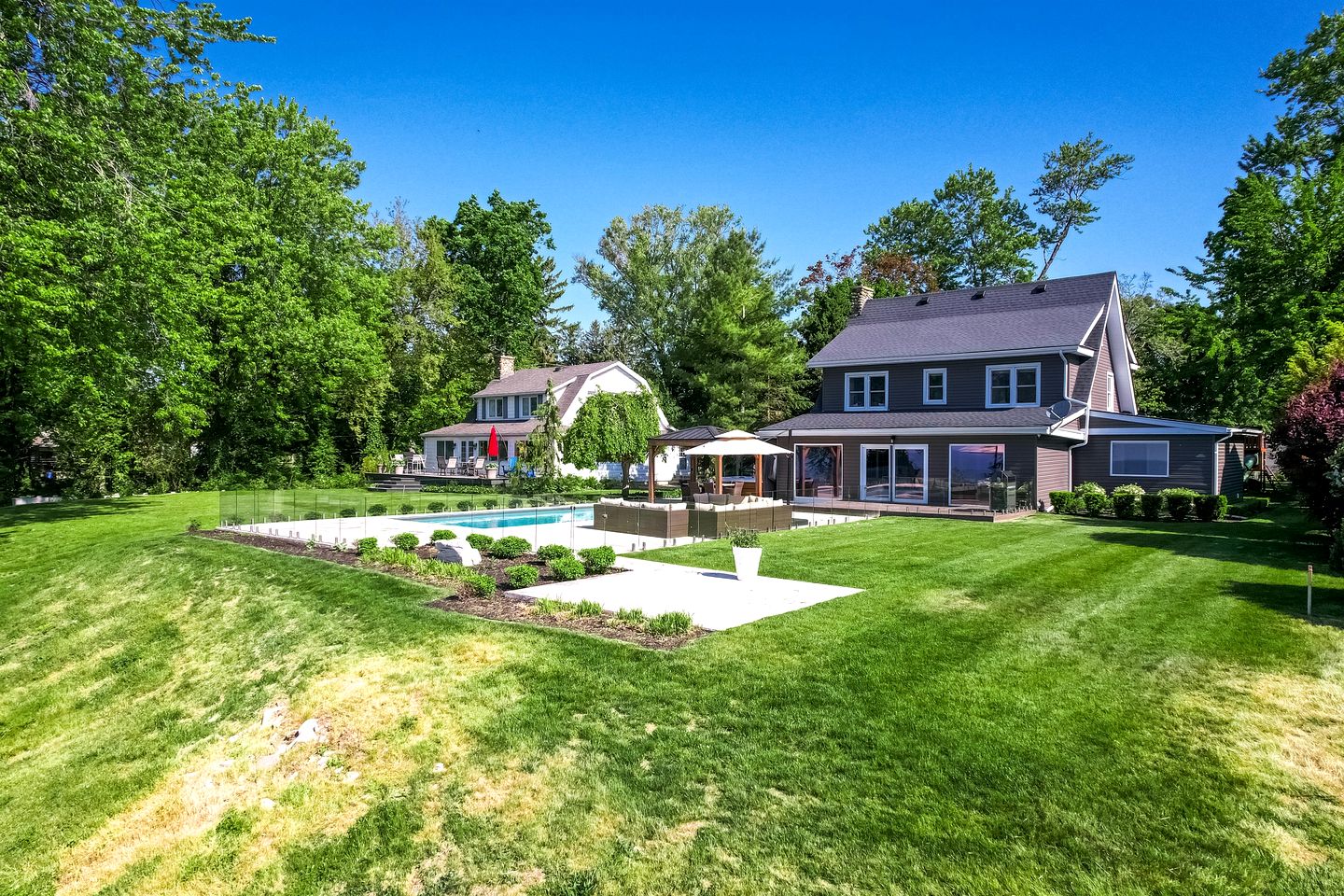 Cliffside Lakeview Villa with Saltwater Pool, Hot Tub & Epic Sunsets in Ontario, Canada