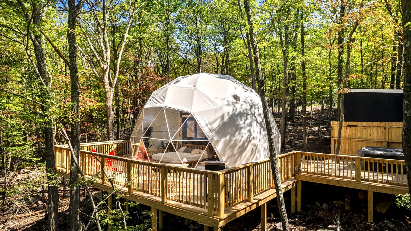 Outstanding Dome with Fire Pit and Hot-tub in Capon Bridge, West Virginia