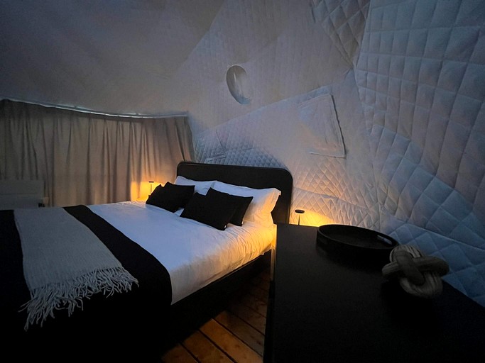 Domes (Canada, Miller Lake, Ontario)