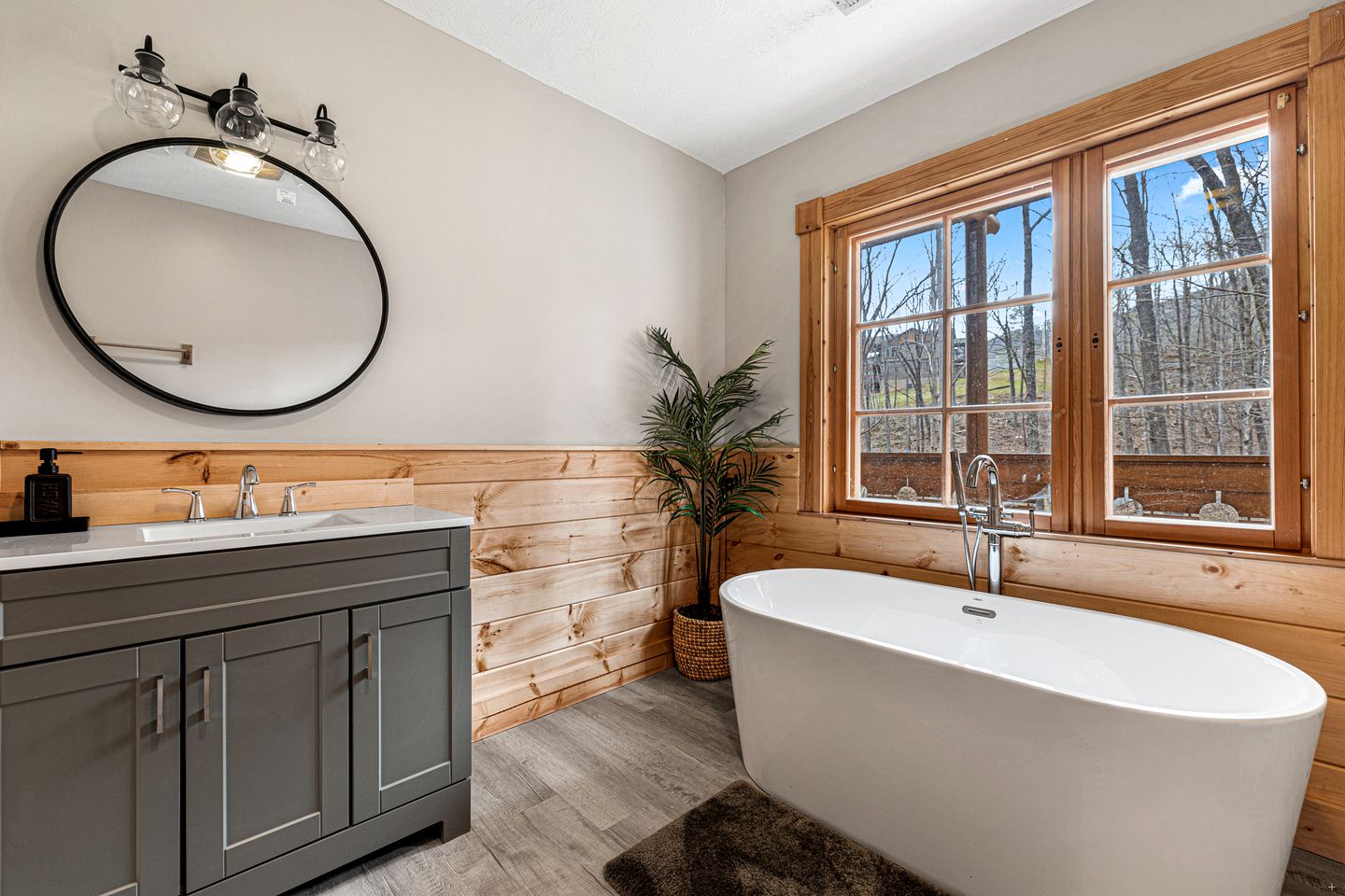 Fantastic Cabin with Hot-tub and Gorgeous Sights in Pittman Center, Tennessee