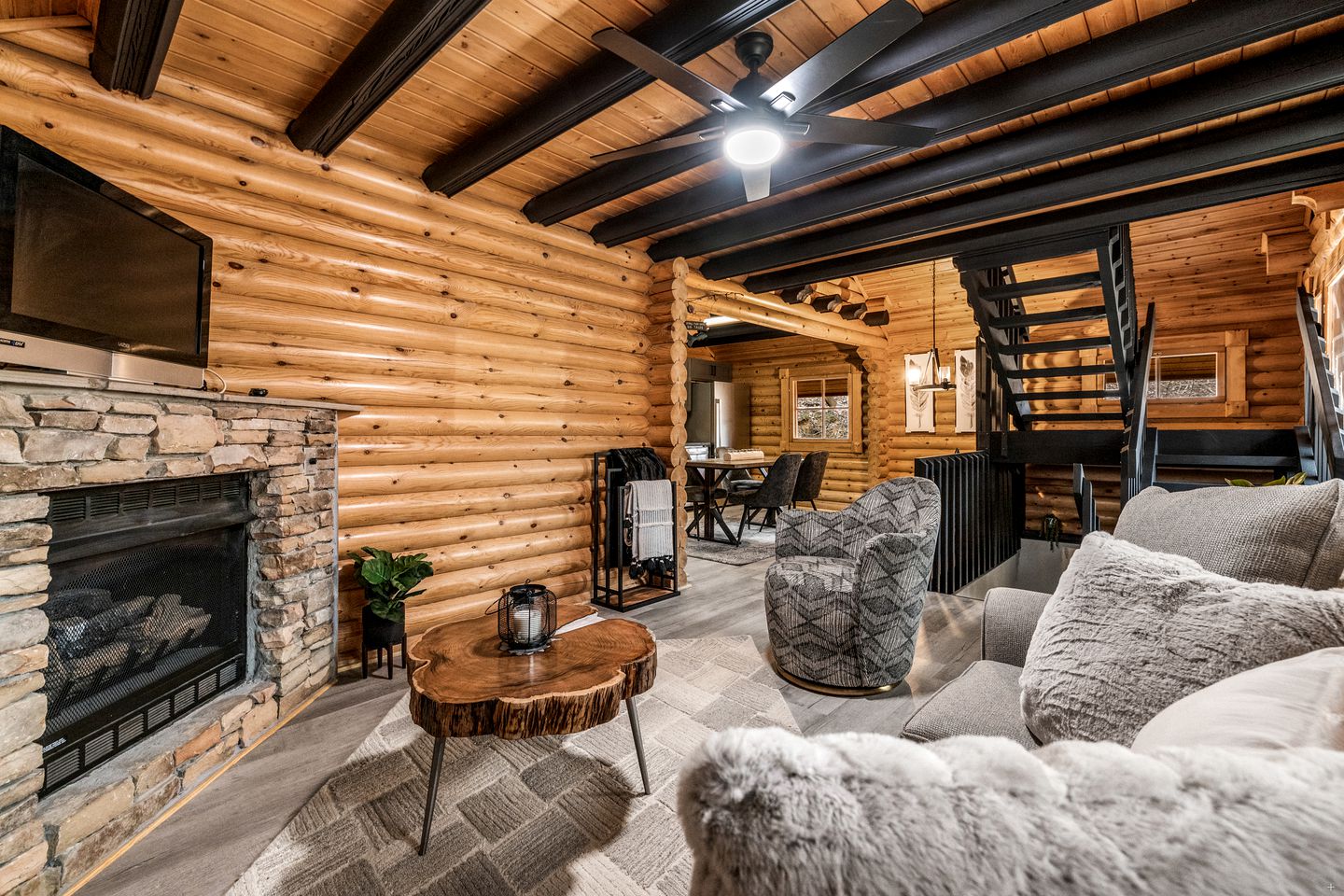 Fantastic Cabin with Hot-tub and Gorgeous Sights in Pittman Center, Tennessee