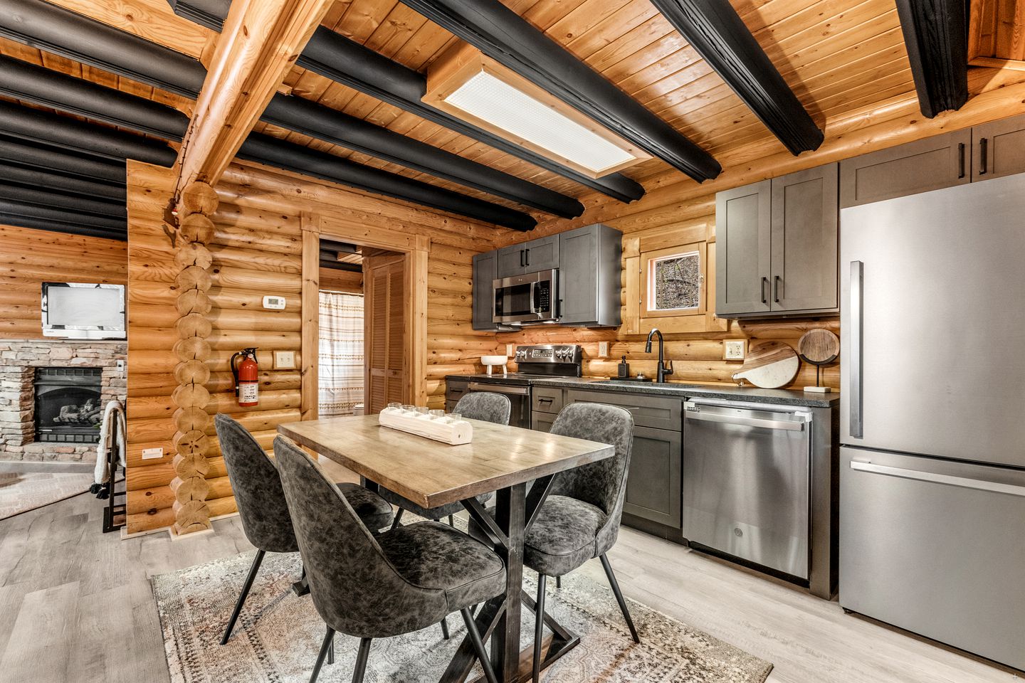 Fantastic Cabin with Hot-tub and Gorgeous Sights in Pittman Center, Tennessee