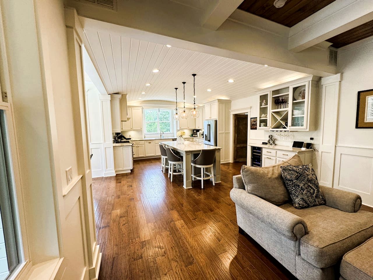 Secluded and Luxurious Lodge with Outdoor Pool on Private Property, Perfect for Large Groups in Eureka Springs, Arkansas