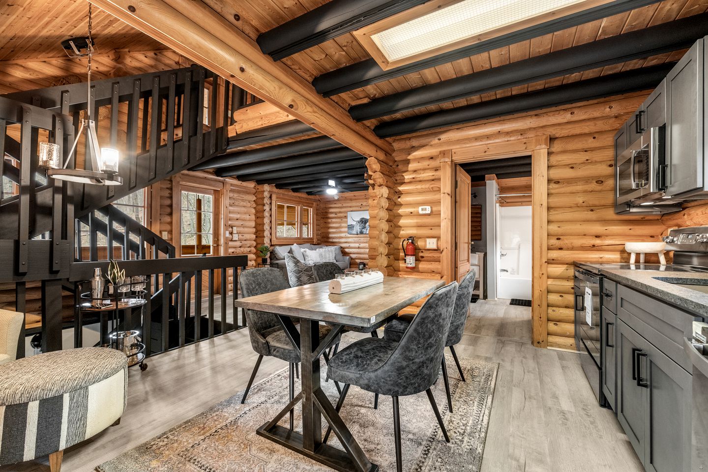 Fantastic Cabin with Hot-tub and Gorgeous Sights in Pittman Center, Tennessee