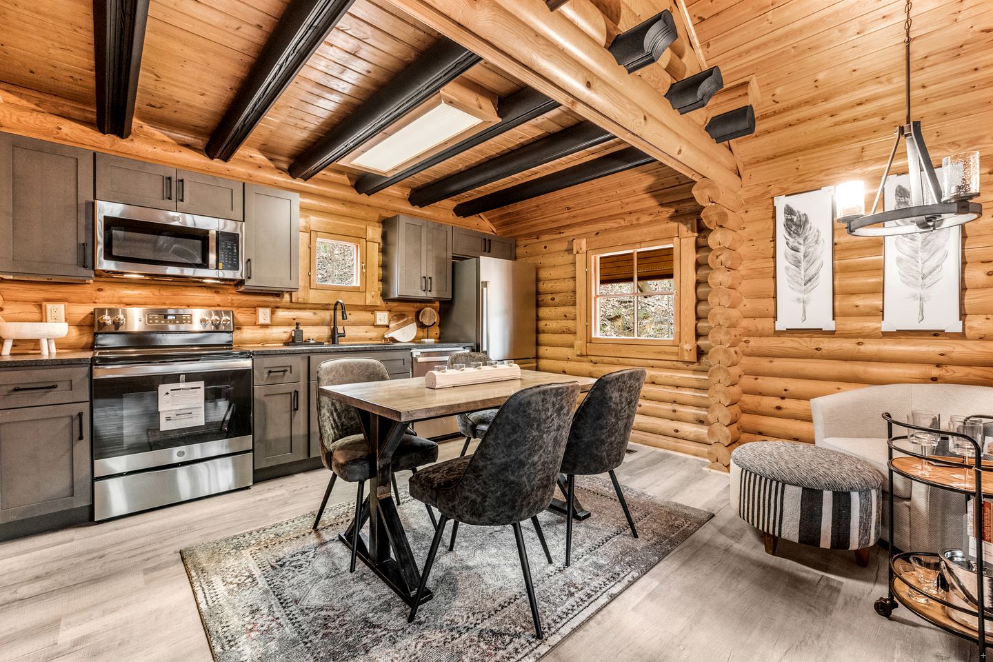 Fantastic Cabin with Hot-tub and Gorgeous Sights in Pittman Center, Tennessee