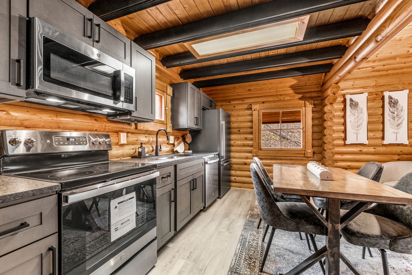 Fantastic Cabin with Hot-tub and Gorgeous Sights in Pittman Center, Tennessee