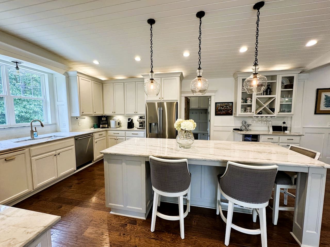 Secluded and Luxurious Lodge with Outdoor Pool on Private Property, Perfect for Large Groups in Eureka Springs, Arkansas