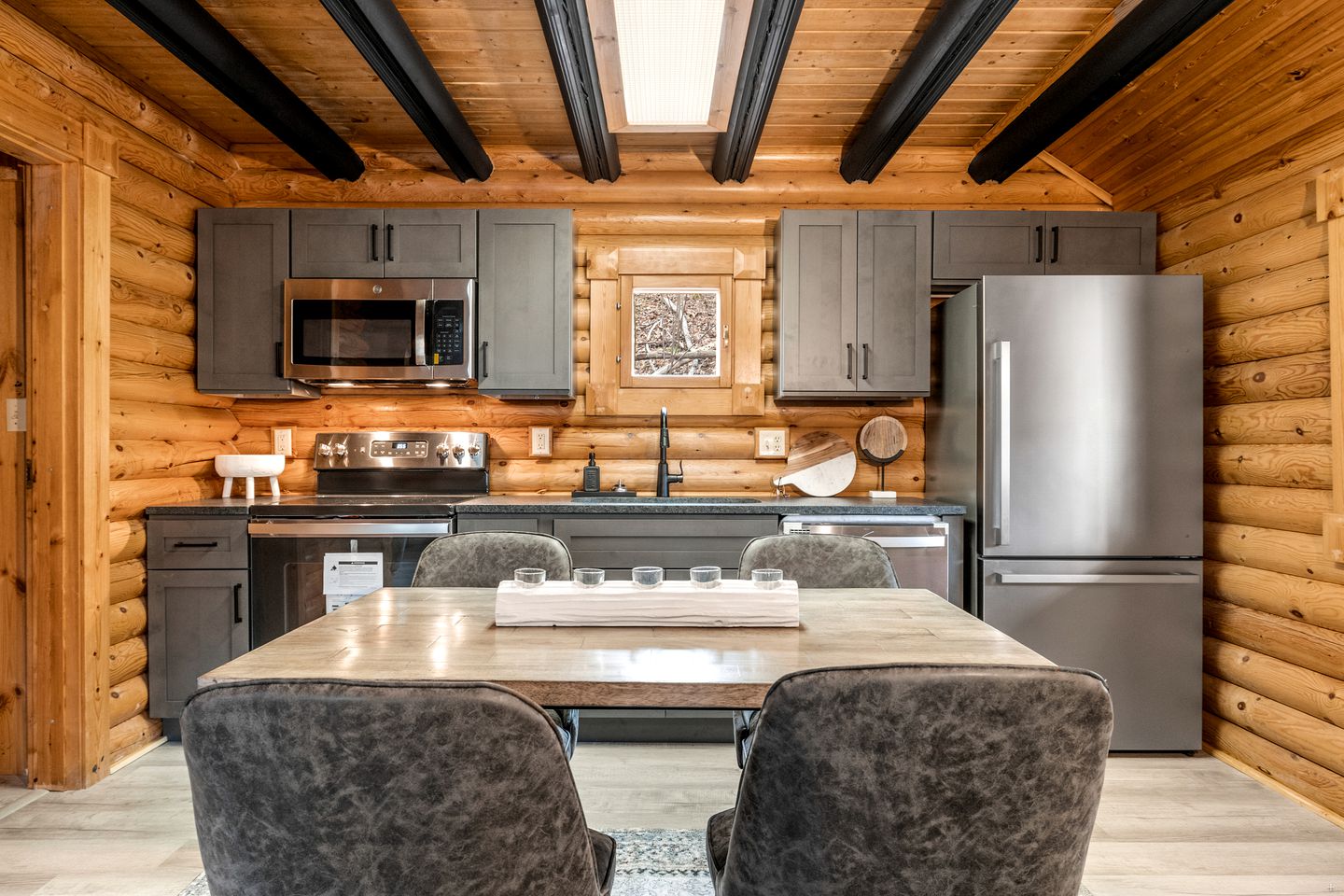 Fantastic Cabin with Hot-tub and Gorgeous Sights in Pittman Center, Tennessee