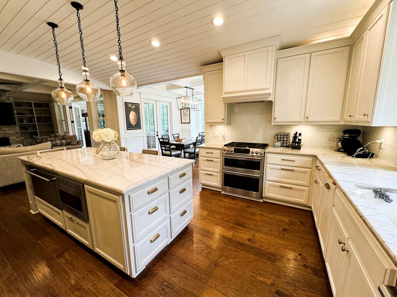 Secluded and Luxurious Lodge with Outdoor Pool on Private Property, Perfect for Large Groups in Eureka Springs, Arkansas