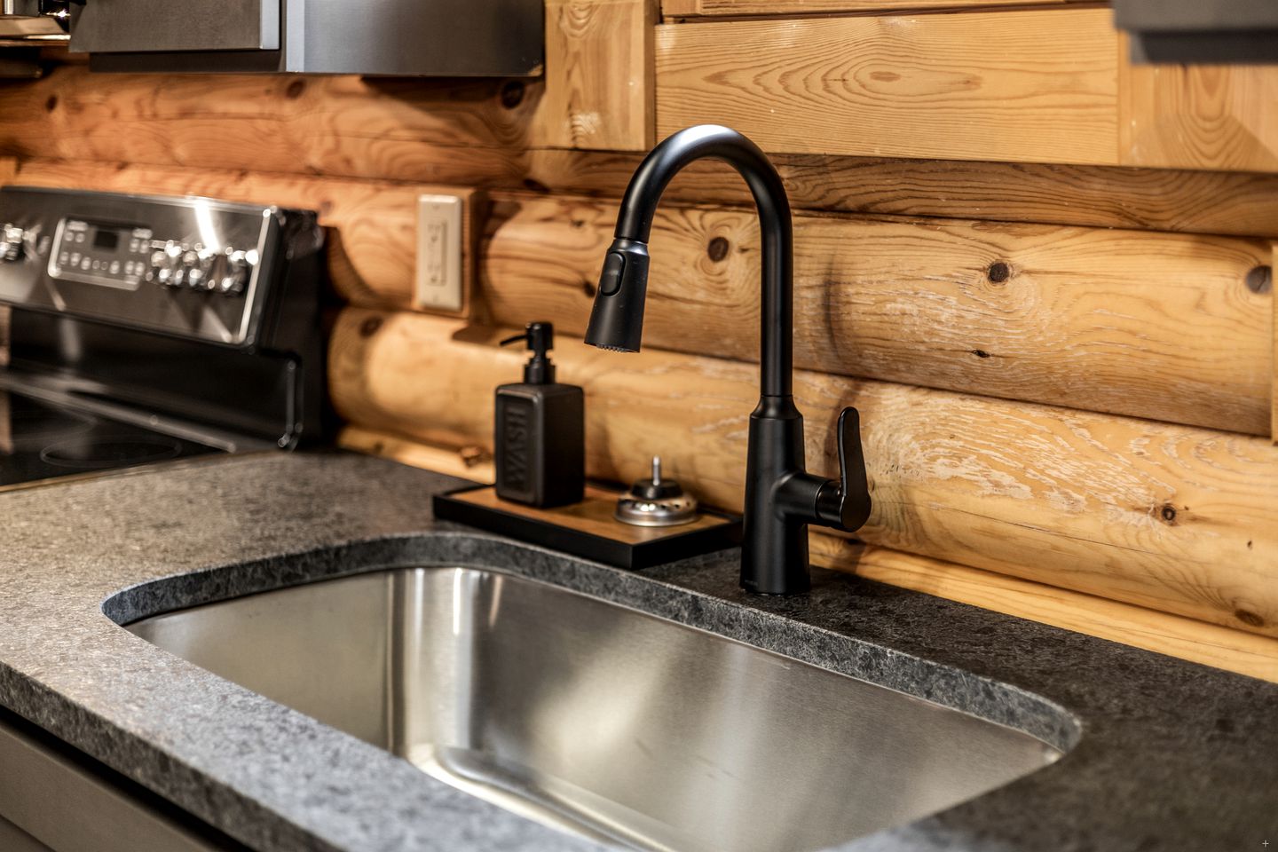 Fantastic Cabin with Hot-tub and Gorgeous Sights in Pittman Center, Tennessee