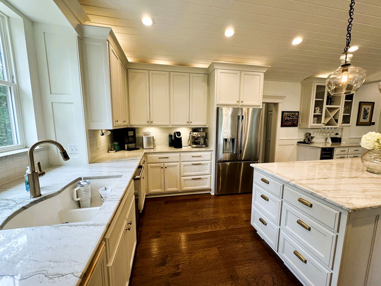 Secluded and Luxurious Lodge with Outdoor Pool on Private Property, Perfect for Large Groups in Eureka Springs, Arkansas