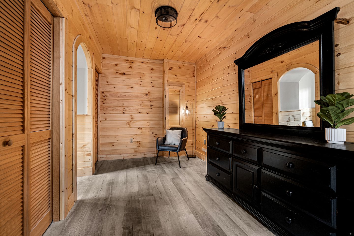 Fantastic Cabin with Hot-tub and Gorgeous Sights in Pittman Center, Tennessee