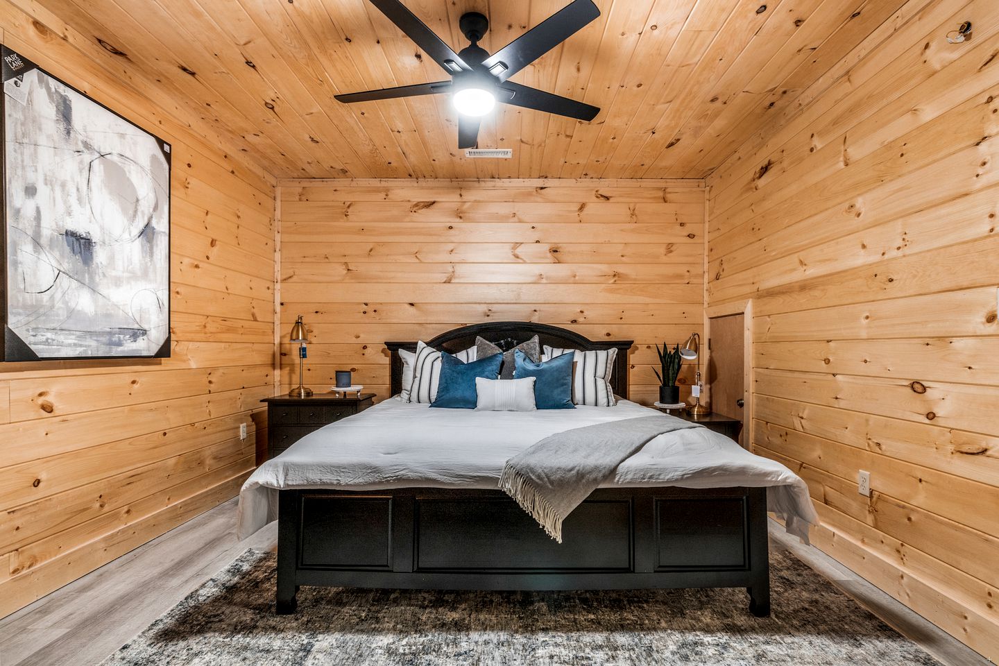 Fantastic Cabin with Hot-tub and Gorgeous Sights in Pittman Center, Tennessee