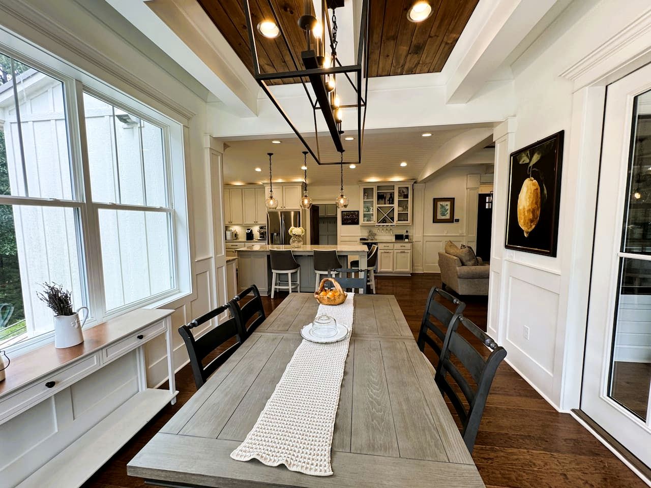 Secluded and Luxurious Lodge with Outdoor Pool on Private Property, Perfect for Large Groups in Eureka Springs, Arkansas