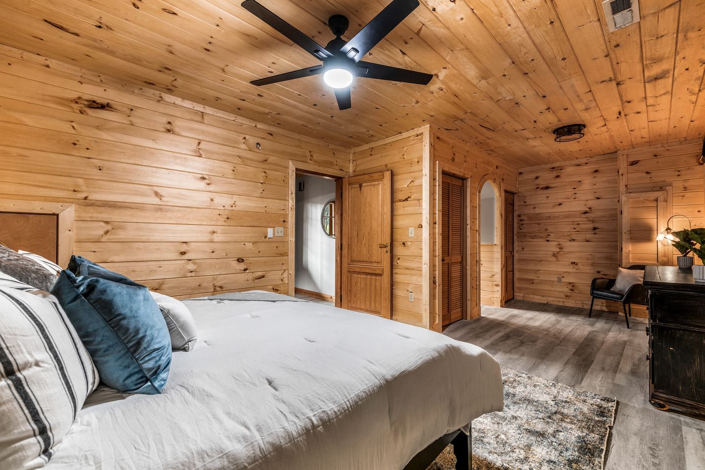 Fantastic Cabin with Hot-tub and Gorgeous Sights in Pittman Center, Tennessee