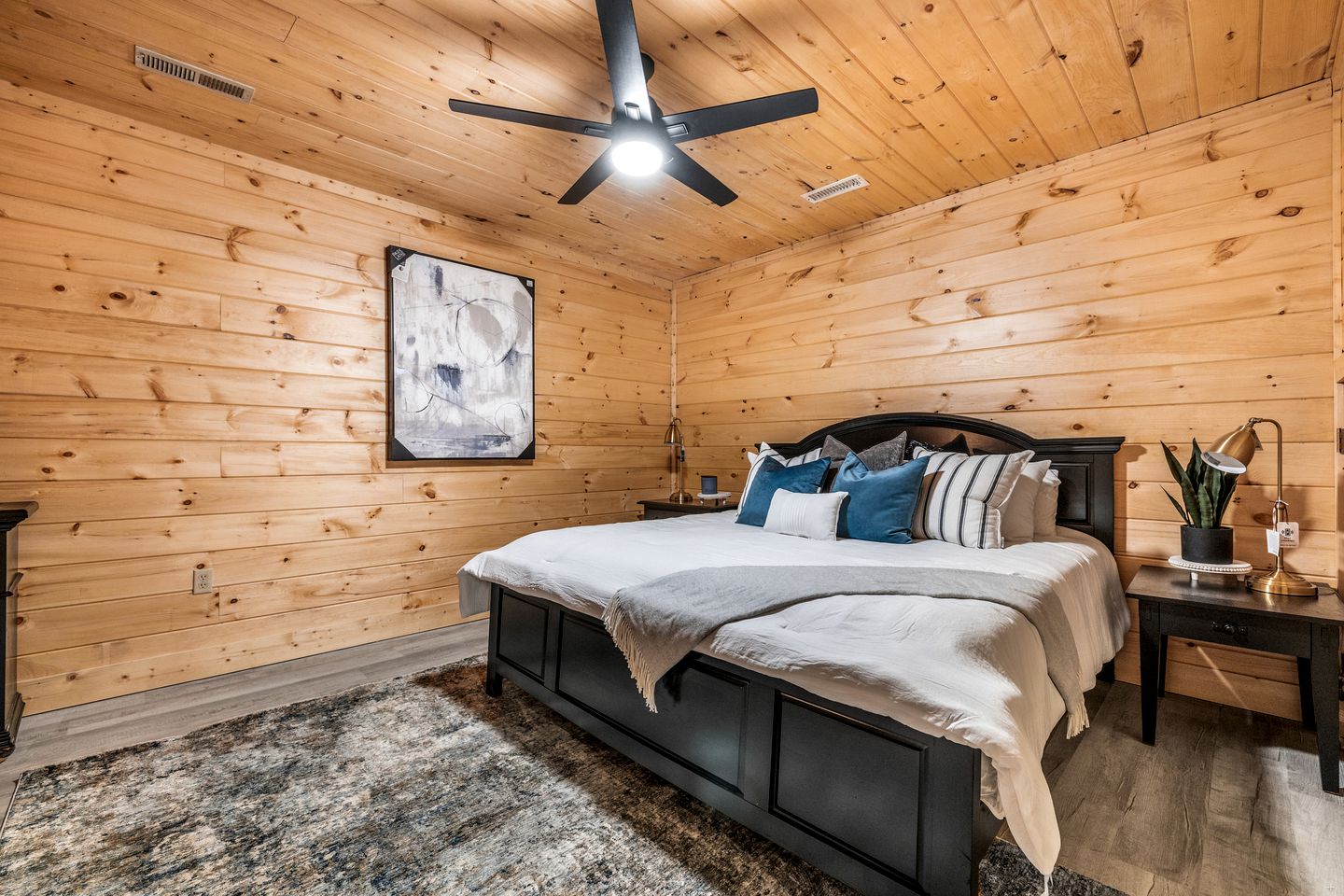 Fantastic Cabin with Hot-tub and Gorgeous Sights in Pittman Center, Tennessee