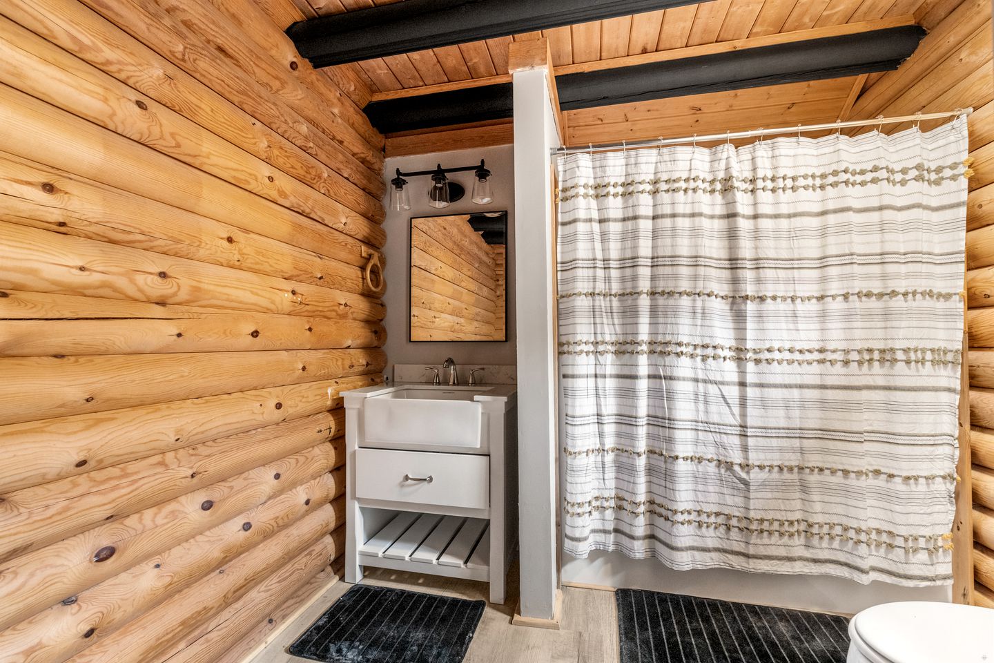 Fantastic Cabin with Hot-tub and Gorgeous Sights in Pittman Center, Tennessee