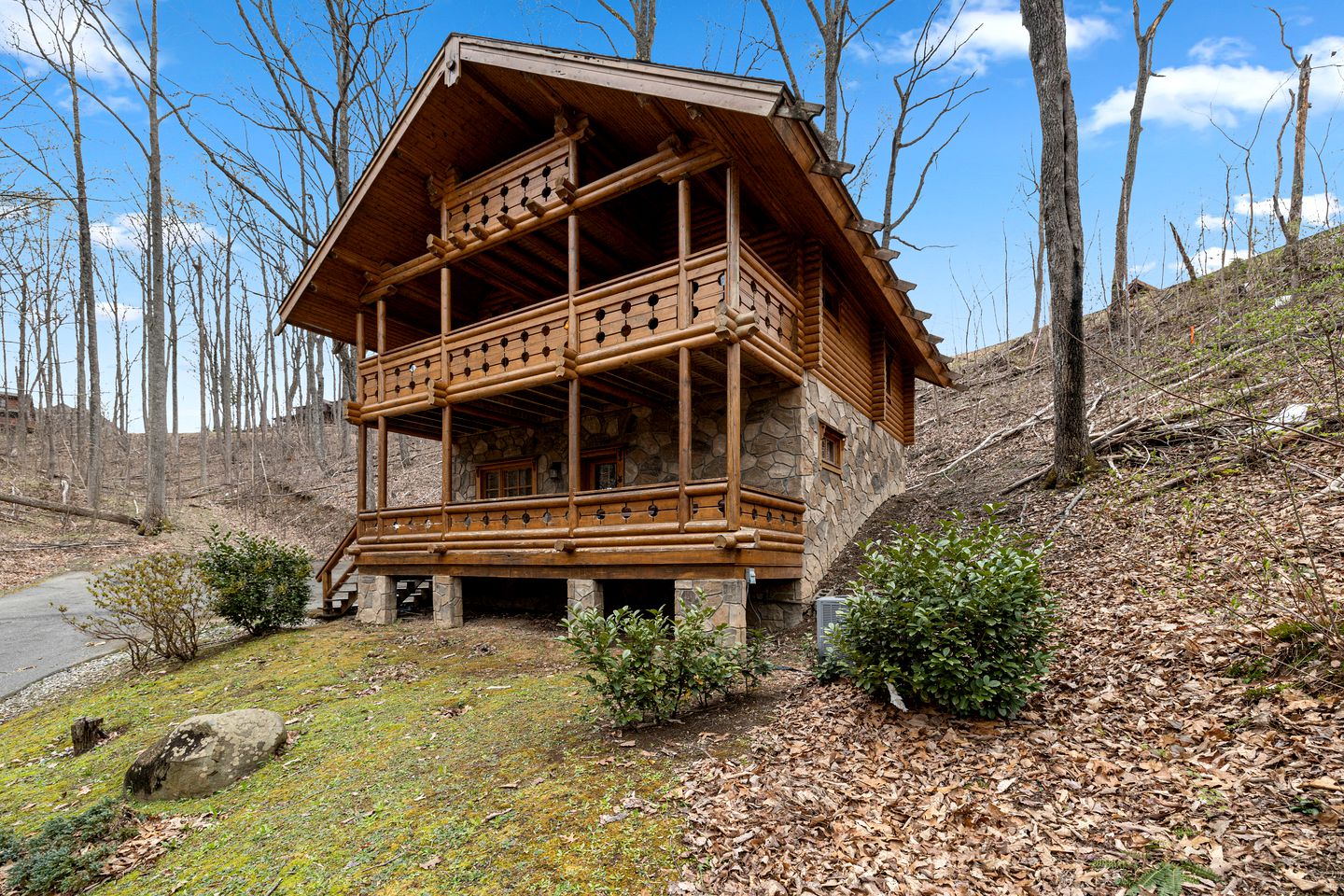 Fantastic Cabin with Hot-tub and Gorgeous Sights in Pittman Center, Tennessee