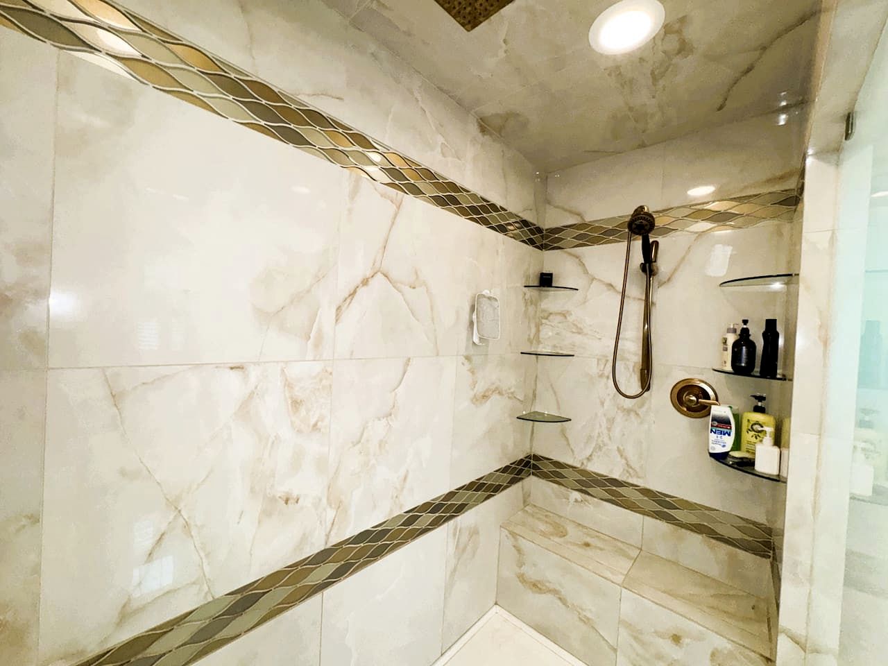 Secluded and Luxurious Lodge with Outdoor Pool on Private Property, Perfect for Large Groups in Eureka Springs, Arkansas