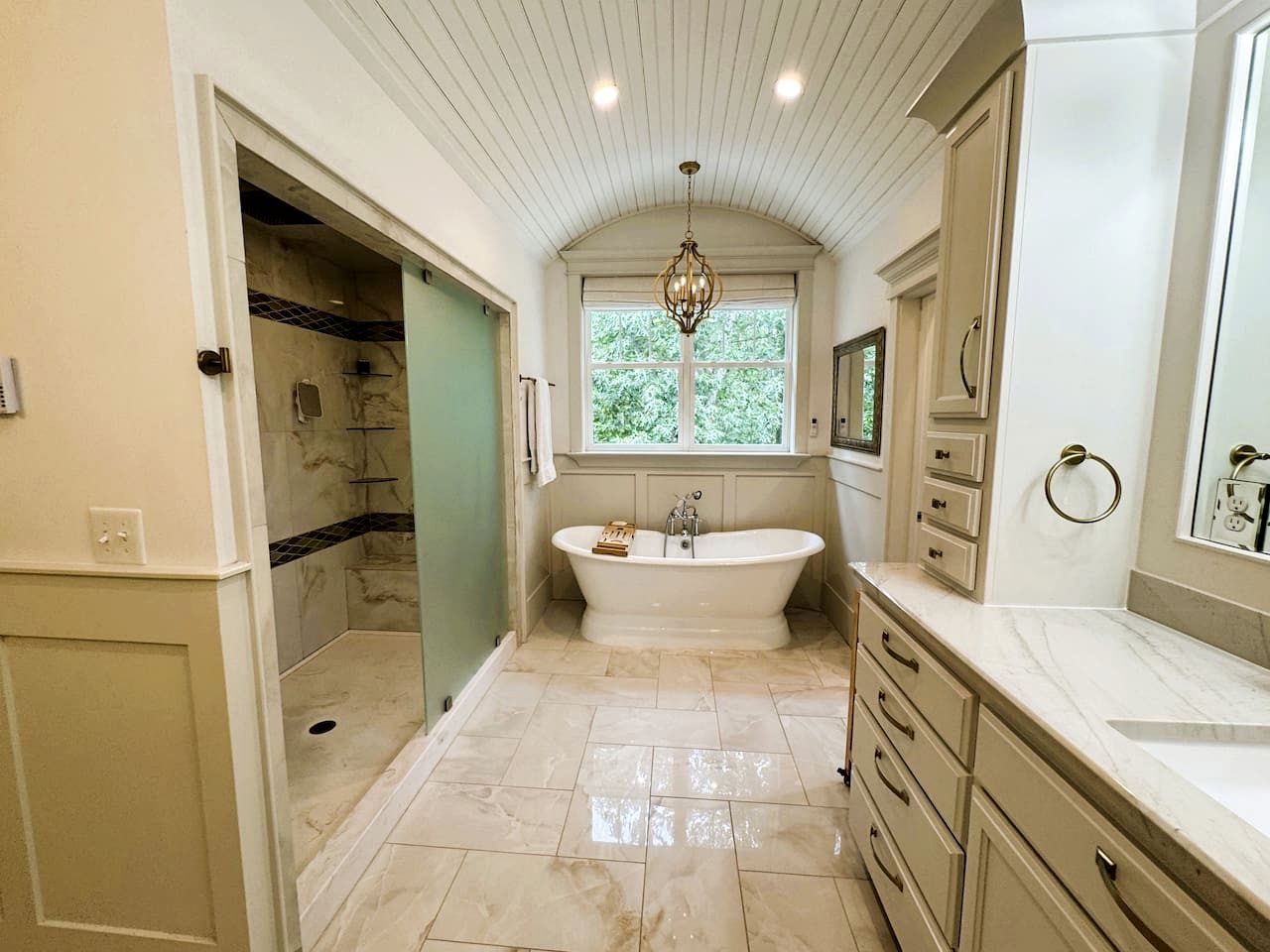 Secluded and Luxurious Lodge with Outdoor Pool on Private Property, Perfect for Large Groups in Eureka Springs, Arkansas