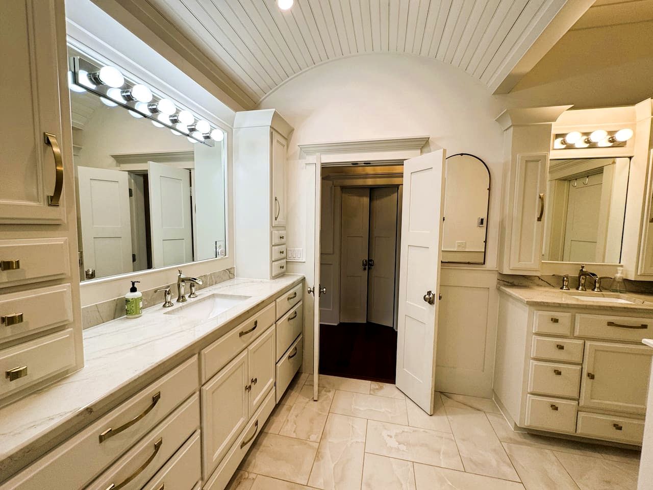 Secluded and Luxurious Lodge with Outdoor Pool on Private Property, Perfect for Large Groups in Eureka Springs, Arkansas